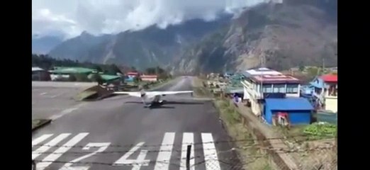 Un avion au décollage vient percuter un hélicoptère après une sortie de piste