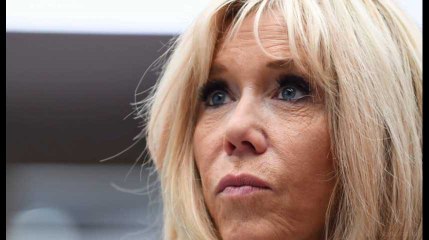 Bernadette Chirac passe le flambeau des pièces jaunes à Brigitte Macron