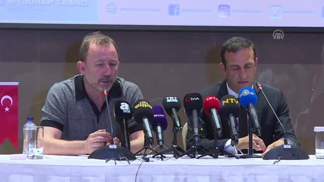 Sergen Yalçın, EVKUR Yeni Malatyaspor'la yeni sezon için sözleşme imzaladı (2)