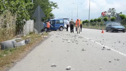 Hafif ticari araç evin çevre duvarına çarptı: 4 yaralı