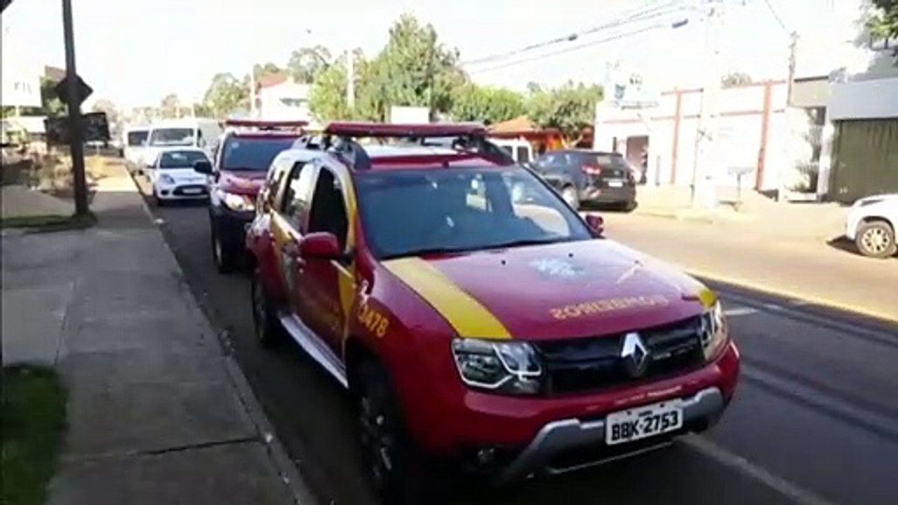 Telhado cede e homem cai de cerca de quatro metros na Rua Jorge Lacerda