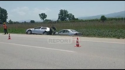 Report TV - Korçë, makina e 'Autoshkollës përplaset me një tjetër, një i lënduar