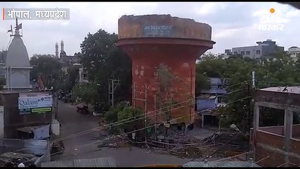 दो बार ब्लास्ट के बाद भी नहीं गिरी 40 साल पुरानी टंकी, अब हथौडे़े से तोड़ने में जुटा निगम