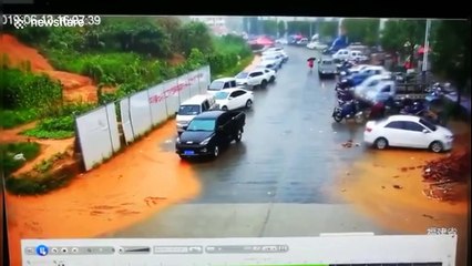 Terrifying moment massive landslide wipes out parked vehicles in China's Fujian