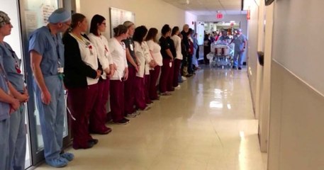 Plus de 100 employés d'un hôpital ont fait une haie d'honneur, en hommage à une infirmière décédée devenue donneuse d'organes