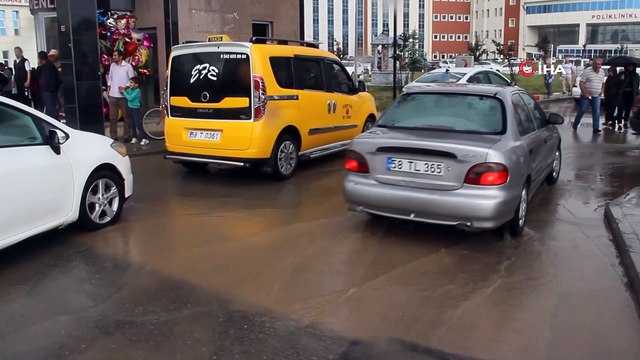Sivas’ta sağanak yağış...Yollar göle döndü, ev ve iş yerlerini su bastı