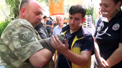 Yanan evden çıkarılan kediyi 112 Ekipleri oksijen vererek kurtardı