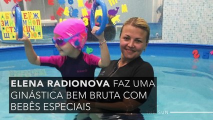 Uma professora de natação maltrata bebês especiais na água
