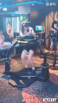 Elle essaye pour la 1ère fois un jeu de Zombies en réalité virtuelle