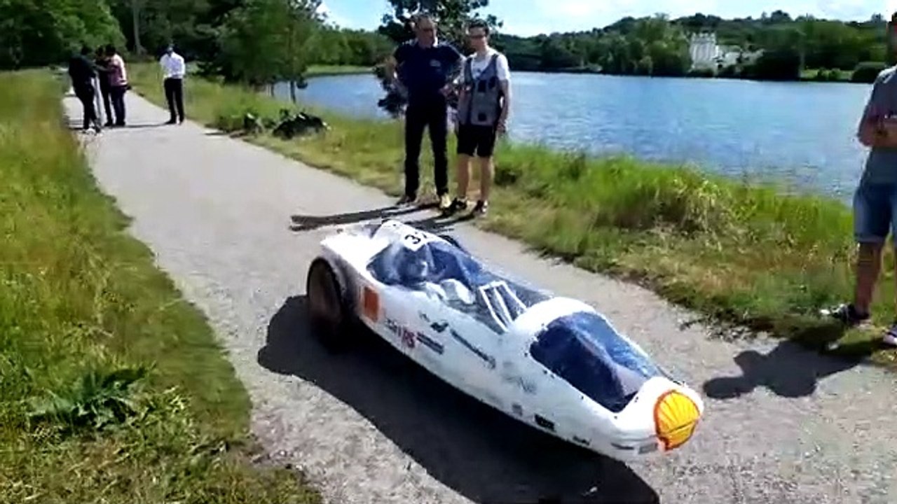 Des étudiants de Polytech Nancy procèdent à Toul à des essais sur leur prototype à énergie électrique
