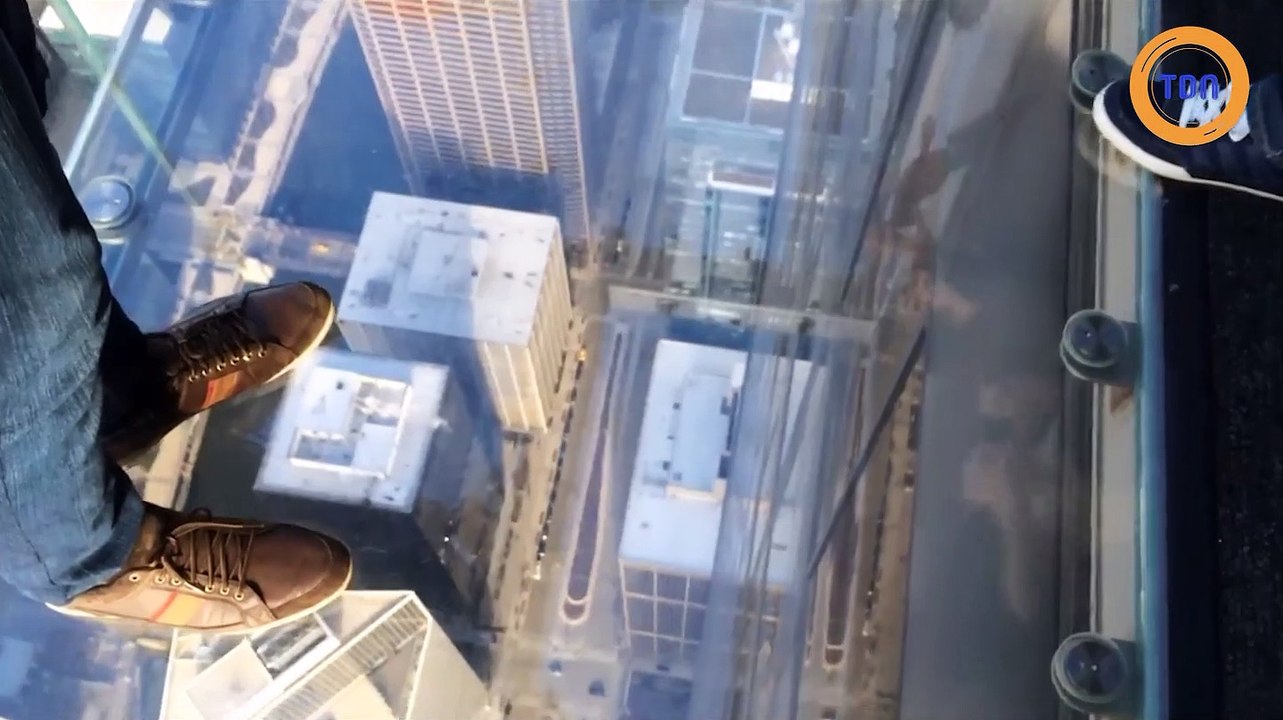 Le balcon en verre au 103e étage d'une tour à Chicago se fissure avec des  touristes dessus ! - Vidéo Dailymotion