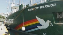 Rainbow Warrior lanza en Atenas campaña contra extracción de gas y petróleo