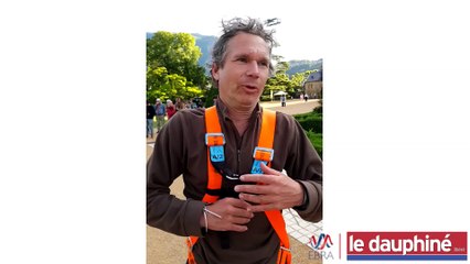 Après avoir passé une semaine sur son mât Abraham Poincheval a regagné la terre