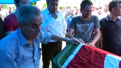 Babadan oğluna son bakış...Kazada ölen zabıtaya son görev