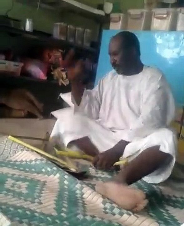 Cet homme va être très surpris par ce qu'il va trouver. Regardez !