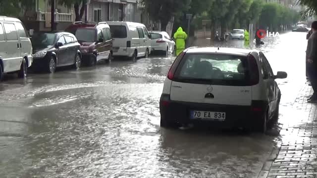 Karaman'da aniden bastıran yağmur, cadde ve alt geçitleri göle çevirdi