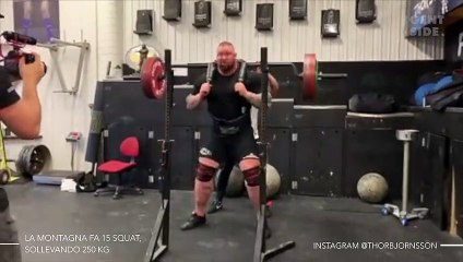 La Montagna fa 15 squat, sollenvando 250 kg, con una facilità sconcertante