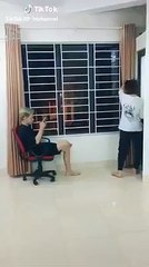 Làm gì khi đang nhắn tin “mèo mả” lại bị người yêu phát hiện?