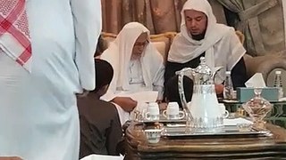 الشيخ عامر بهجت يقرأ على الشيخ أحمد بن صالح بن عبد الله العمودي ويحصل على الإجازة بكل مروياته