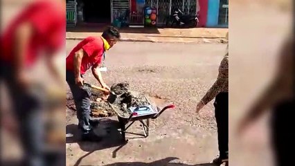 Cansados de esperar, trabalhadores tapam buraco na Avenida Papagaios