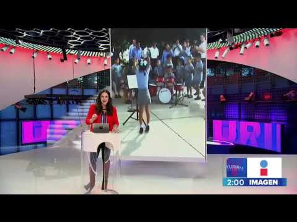 Niña de kinder contagia alegría y entusiasmo llevando la batuta de una orquesta | Yuriria Sierra