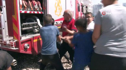 Mahallenin çocuklarından anız yangınına müdahale