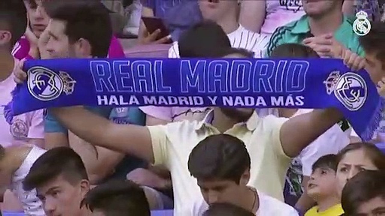 Florentino Pérez y Eden Hazard en su presentación como futbolista del Real Madrid. (AFP)