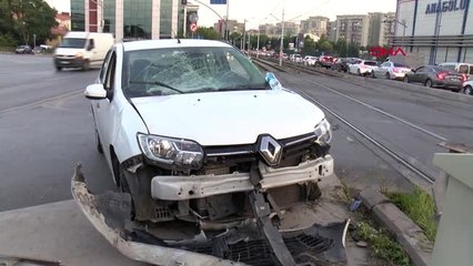 GÜNGÖREN'DE OTOMOBİL TRAMVAYA ÇARPTI