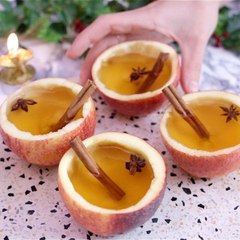 Cidre chaud dans gobelets de pommes