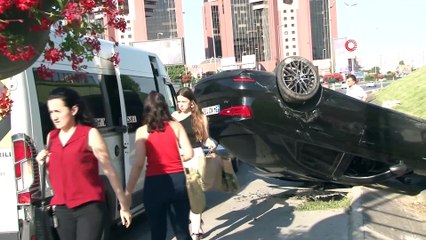 Zincirleme kazada takla atan otomobil elektrik panosunu devirdi