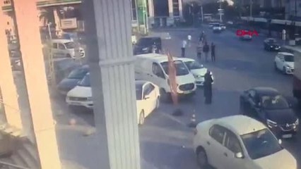 GÜNGÖREN'DE TRAMVAYIN OTOMOBİLE ÇARPMA ANI KAMERADA