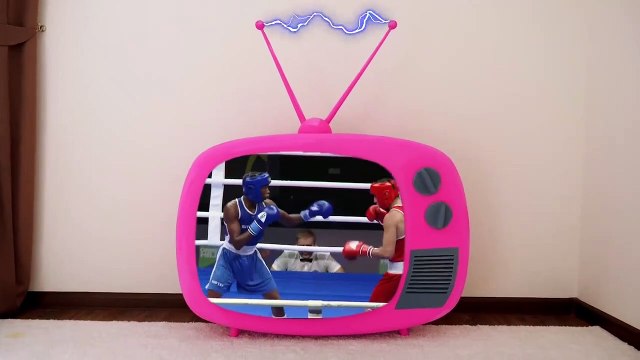 Nastya et papa jouer à faire semblant avec la magie de la TÉLÉVISION