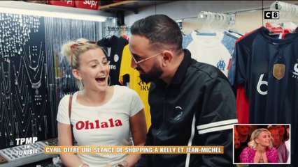 Kelly Vedovelli fait du shopping dans un souk avec Cyril Hanouna