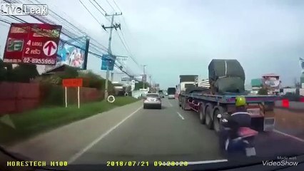 Télécharger la video: Un motard échappe de justesse à une bobine de métal géante... Chanceux