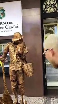Cet homme statue a dressé son chien pour faire comme lui : la statue. Trop drôle