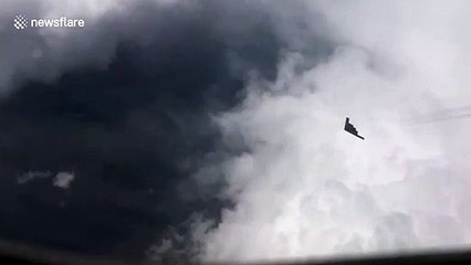 Un passager dans un avion de ligne aperçoit  un avion furtif