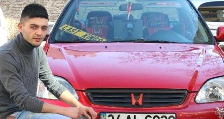 Otomobiliyle dolaşmaya çıkan genç adam, silahlı saldırıya uğradı! O anlar kamerada