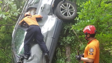 승용차 미끄러져 계곡으로 추락... 등산객 구조도 / YTN