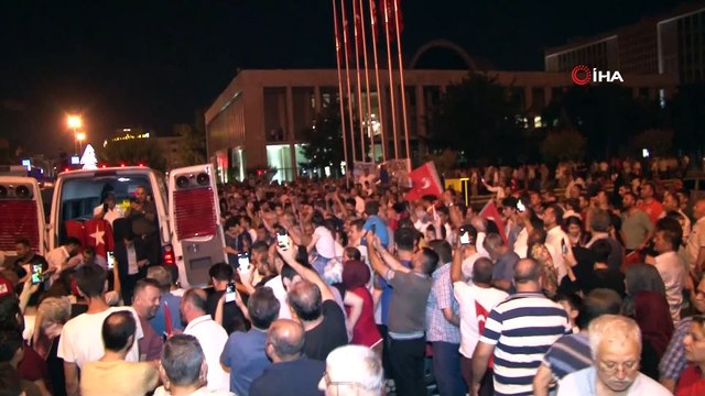 Servisçilerden İBB önünde 'tahdit kararı' kutlaması