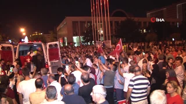 Servisçilerden İBB önünde tahdit kararı kutlaması