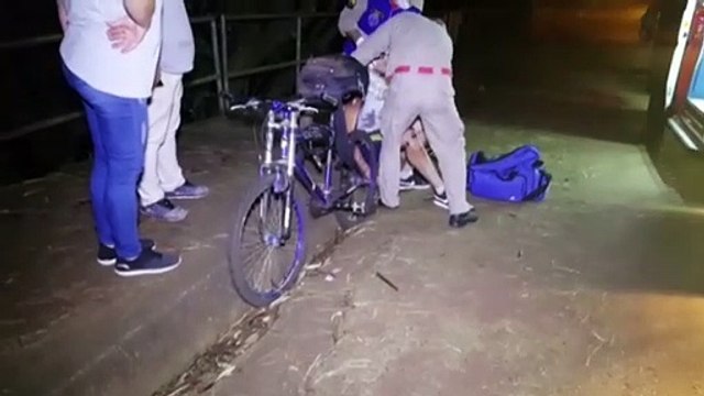 Ciclista sofre queda após passar por quebra-molas na Rua Europa