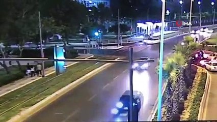 Kırmızı ışıkta geçen otomobil 3 yaya böyle çarptı