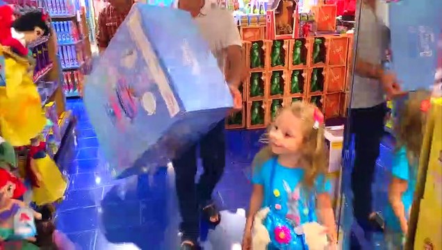 Stacy jouer à faire semblant de joyeux anniversaire avec papa