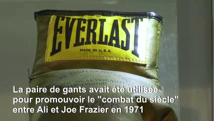 Des gants de boxe dédicacés par Mohamed Ali aux enchères en Italie