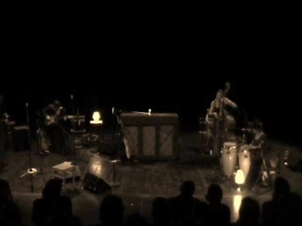 Julie au glob theatre internet