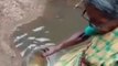 வாட்டும் தண்ணீர் பஞ்சம்..வைரல் வீடியோ Viral Video about Village People struggling for Drinking Water