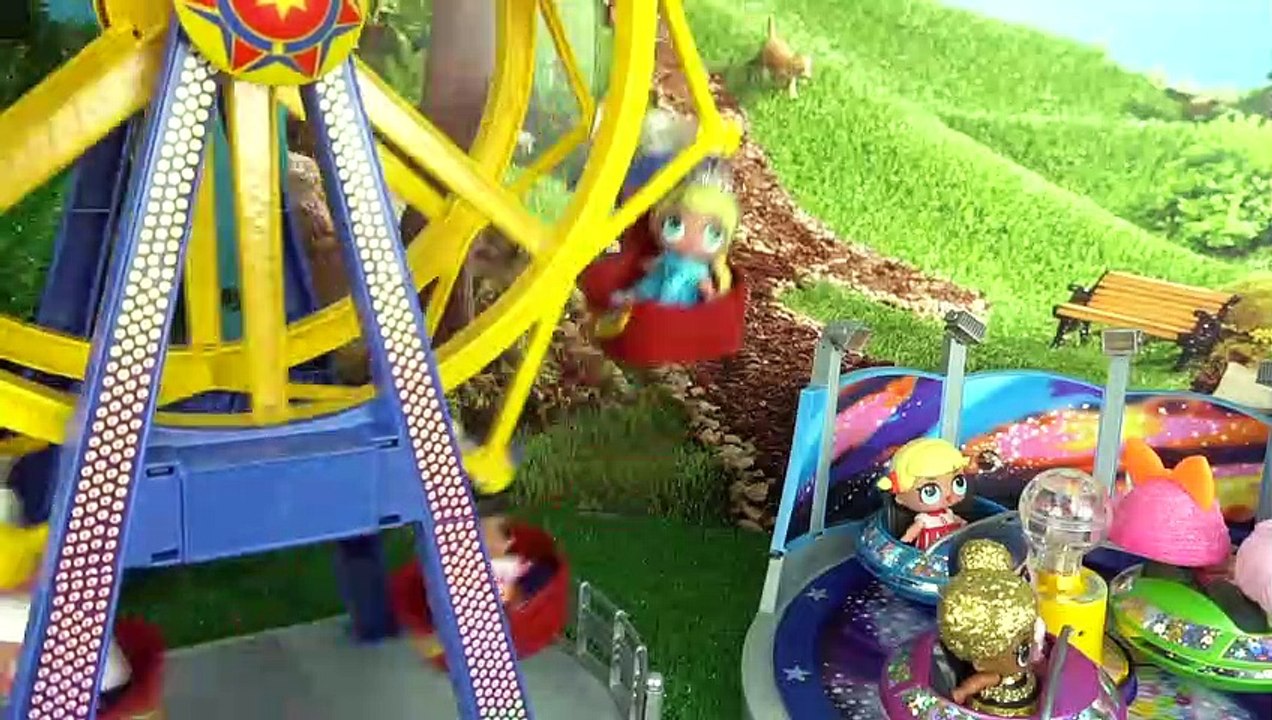 Baby Elsa Anna Toddler L.O.L Dolls playing in the Fair Amusement Park Rides Ferris Wheel, Carrousel