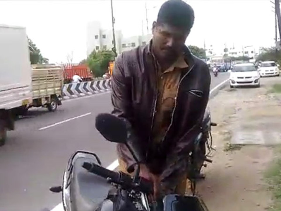 ஏன் ஹெல்மட் போடல..  தெறிக்க விட்ட இளைஞர்.. மிரண்டு ஓடிய   போலீஸ்காரர்