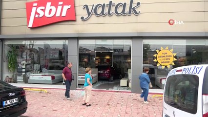 Mobilya mağazasına müşteri yerine otomobil girdi