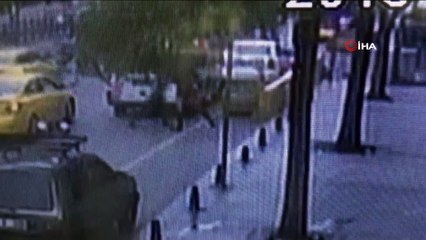 Trans birey aracına bindiği sürücüyü önce gasp etti, sonra kafa atarak darp etti...O anlar kamerada